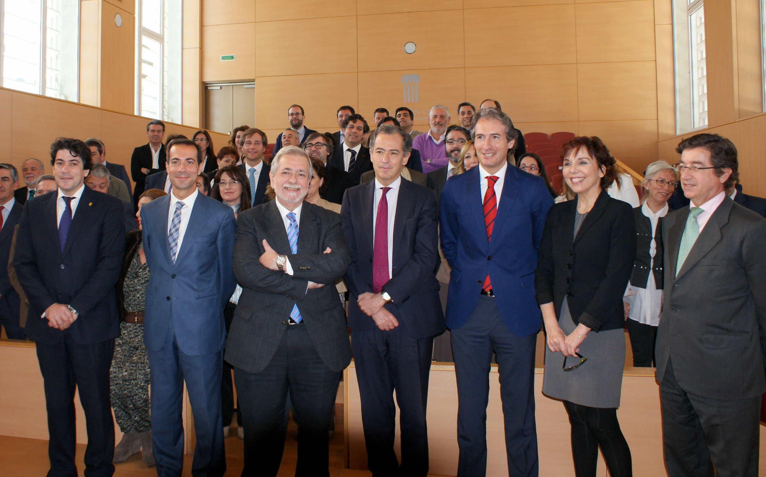 Los firmantes del protocolo posan junto a los Alcaldes dela Comunidad de Madrid